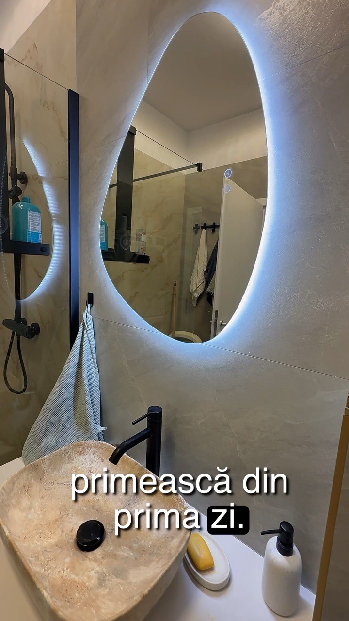 Baie de apartament cu oglindă rotundă iluminată
