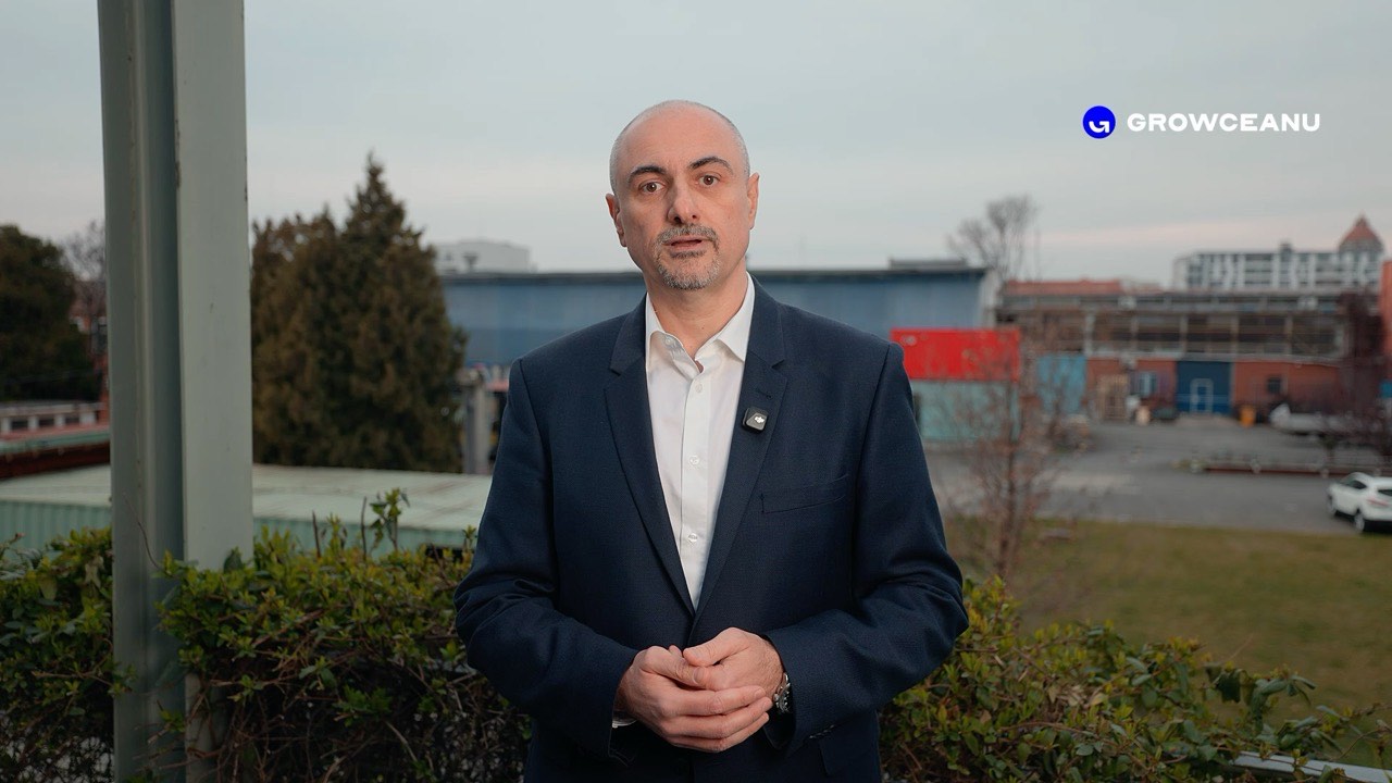 Prezentator în exterior, într-un clip de prezentare pentru Growceanu