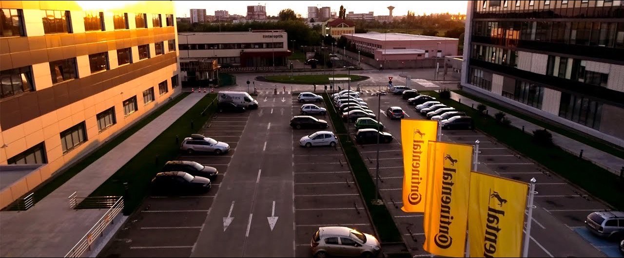 Cadru din dronă peste campusul Continental din Timișoara, la apus