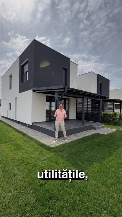 Prezentator în fața unui duplex modern, pe strada Tarcu din Moșnița Nouă